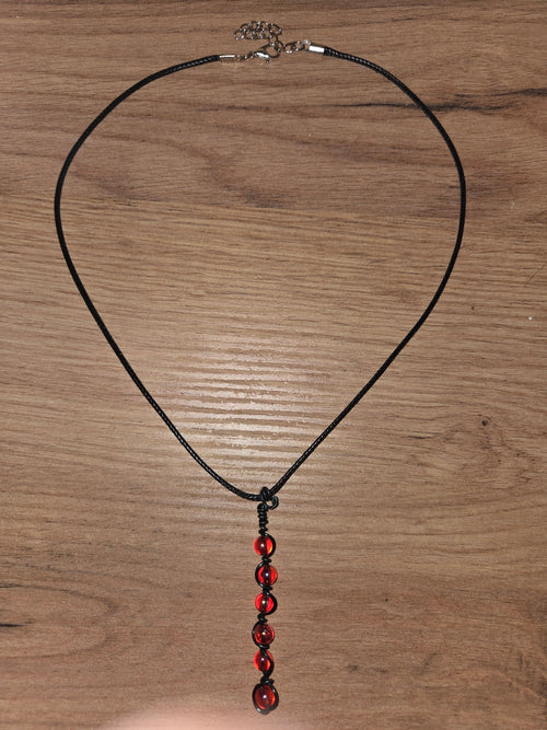 Collier perles rouges fait main sur cordon noir