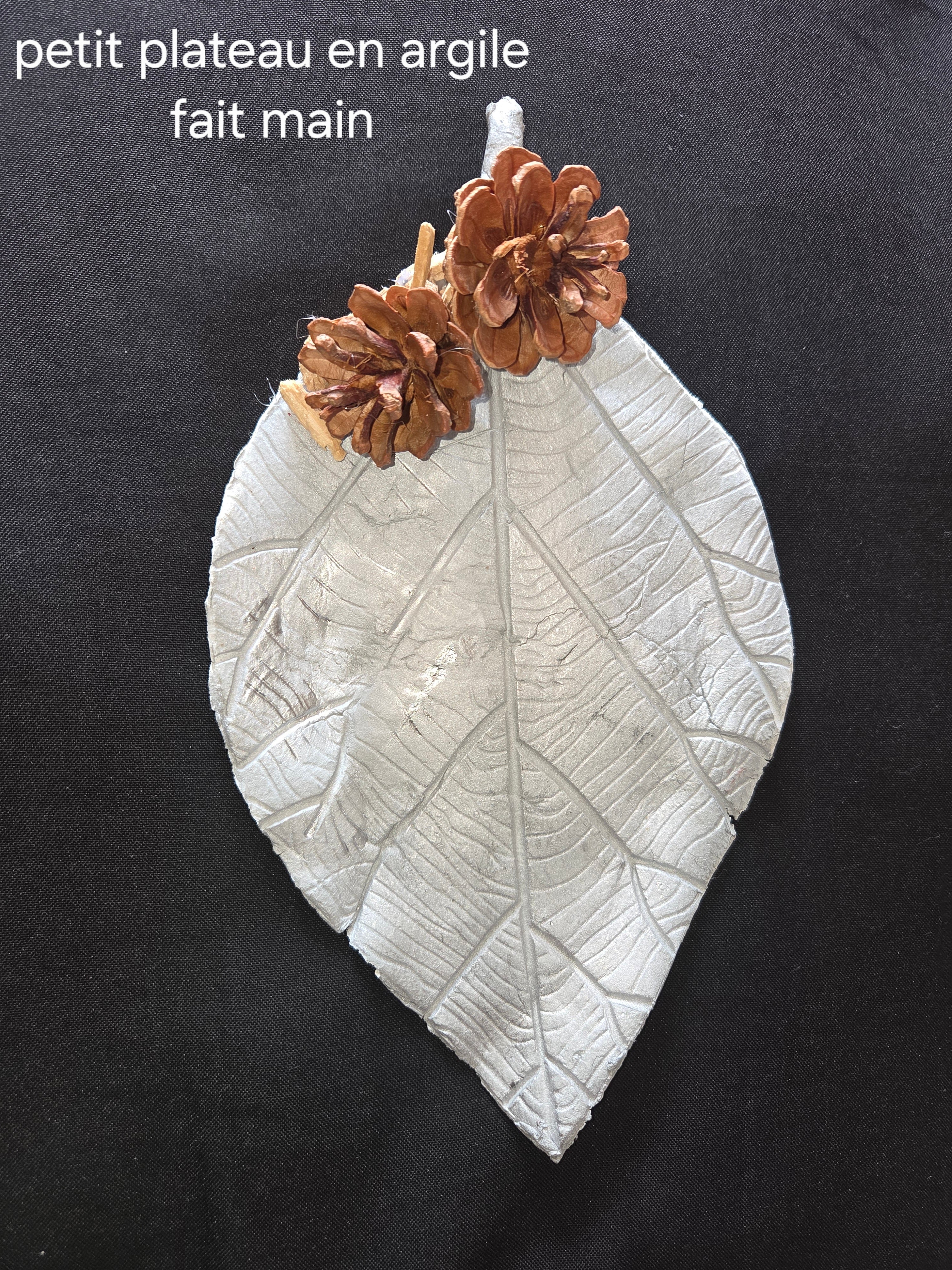 Petit plateau décoratif en argile peint – Pommes de pin