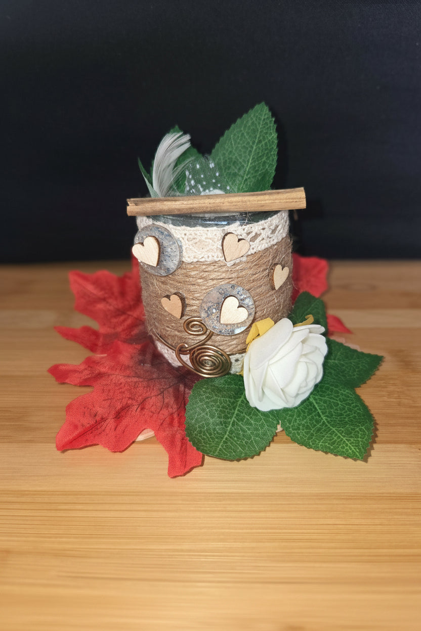 Petit pot en verre décoré de feuilles artificielles – Fait main