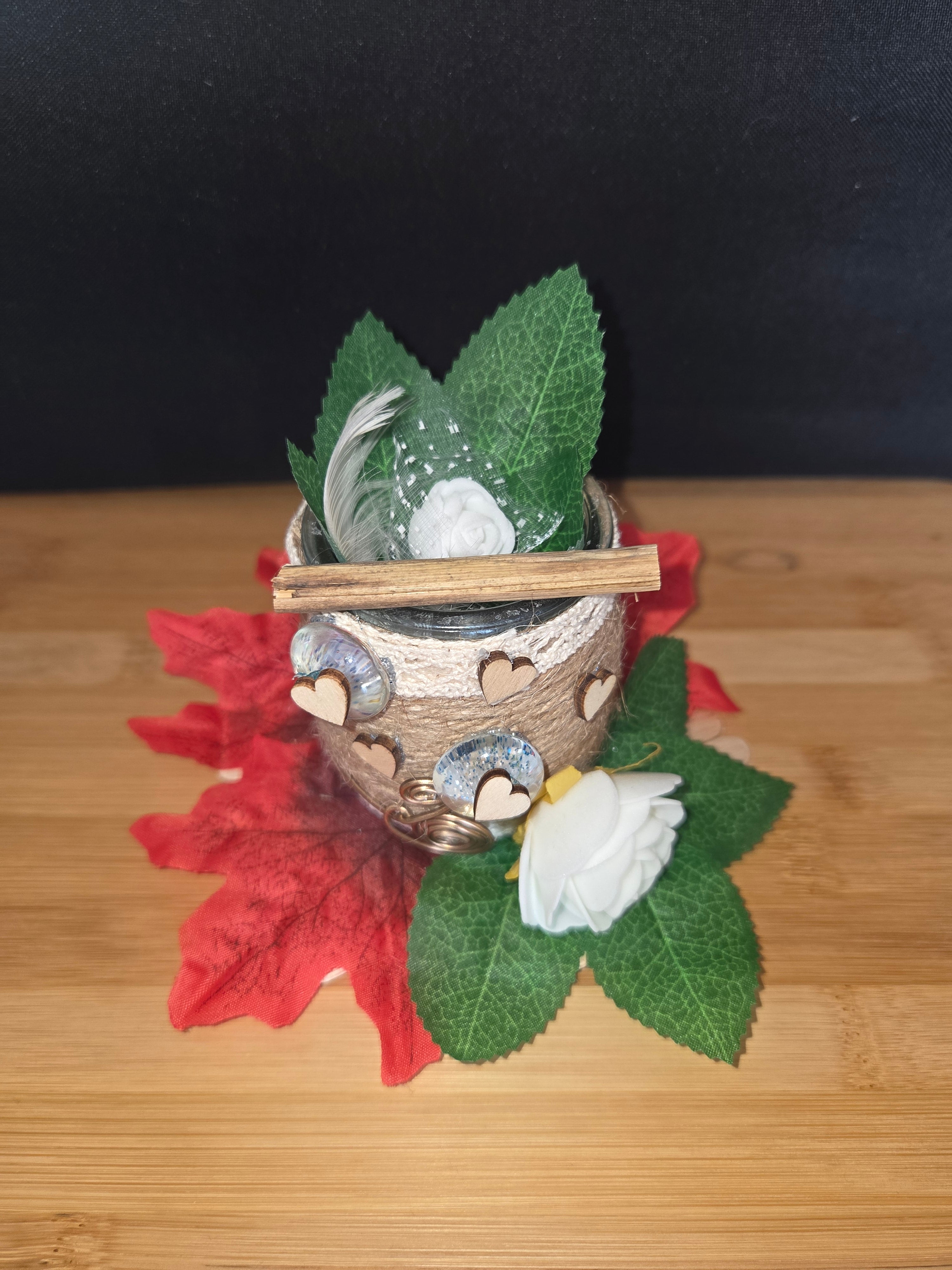 Petit pot en verre décoré de feuilles artificielles – Fait main