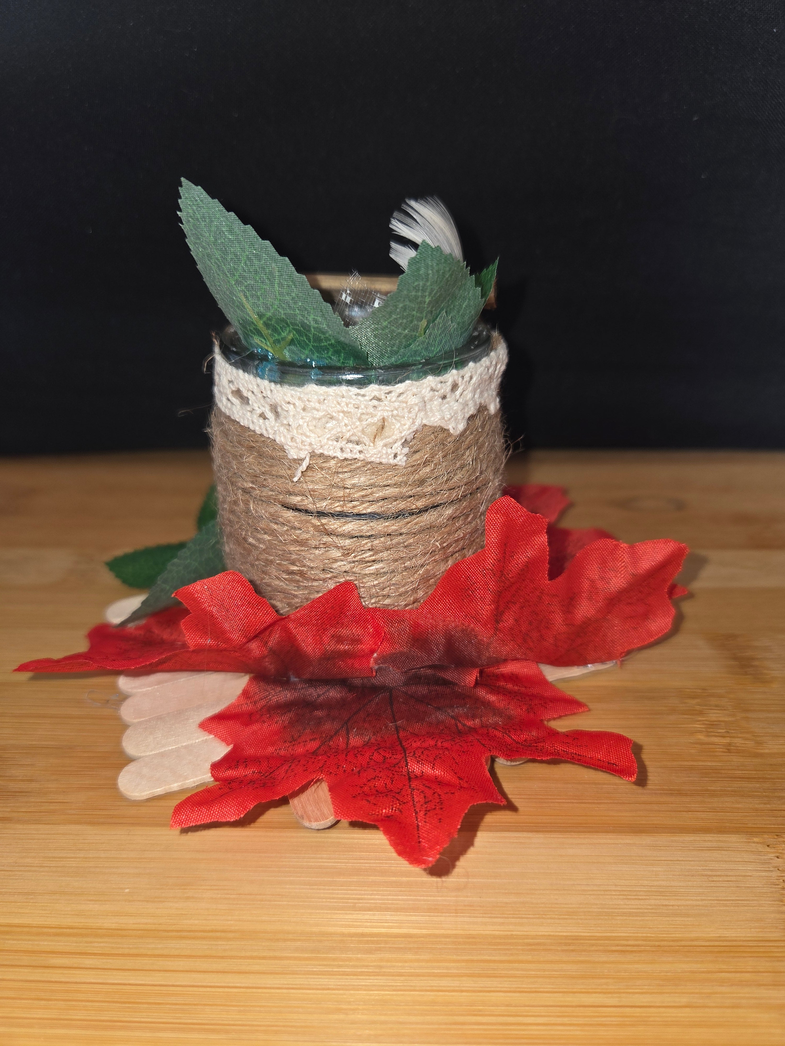 Petit pot en verre décoré de feuilles artificielles – Fait main