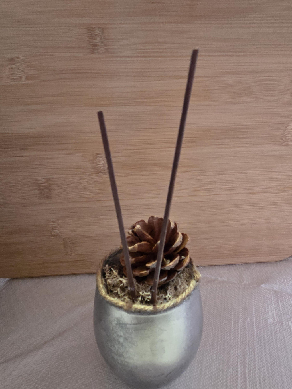 Décoration de table rustique | Pomme de pin et mousse naturelle | Pot argenté | Centre de table artisanal | Déco intérieure