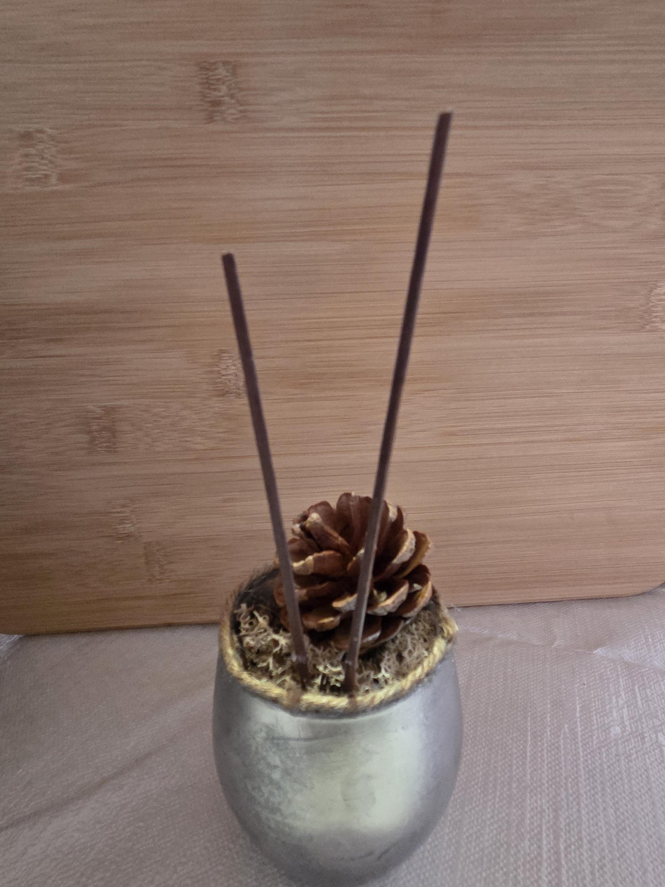 Décoration de table rustique | Pomme de pin et mousse naturelle | Pot argenté | Centre de table artisanal | Déco intérieure