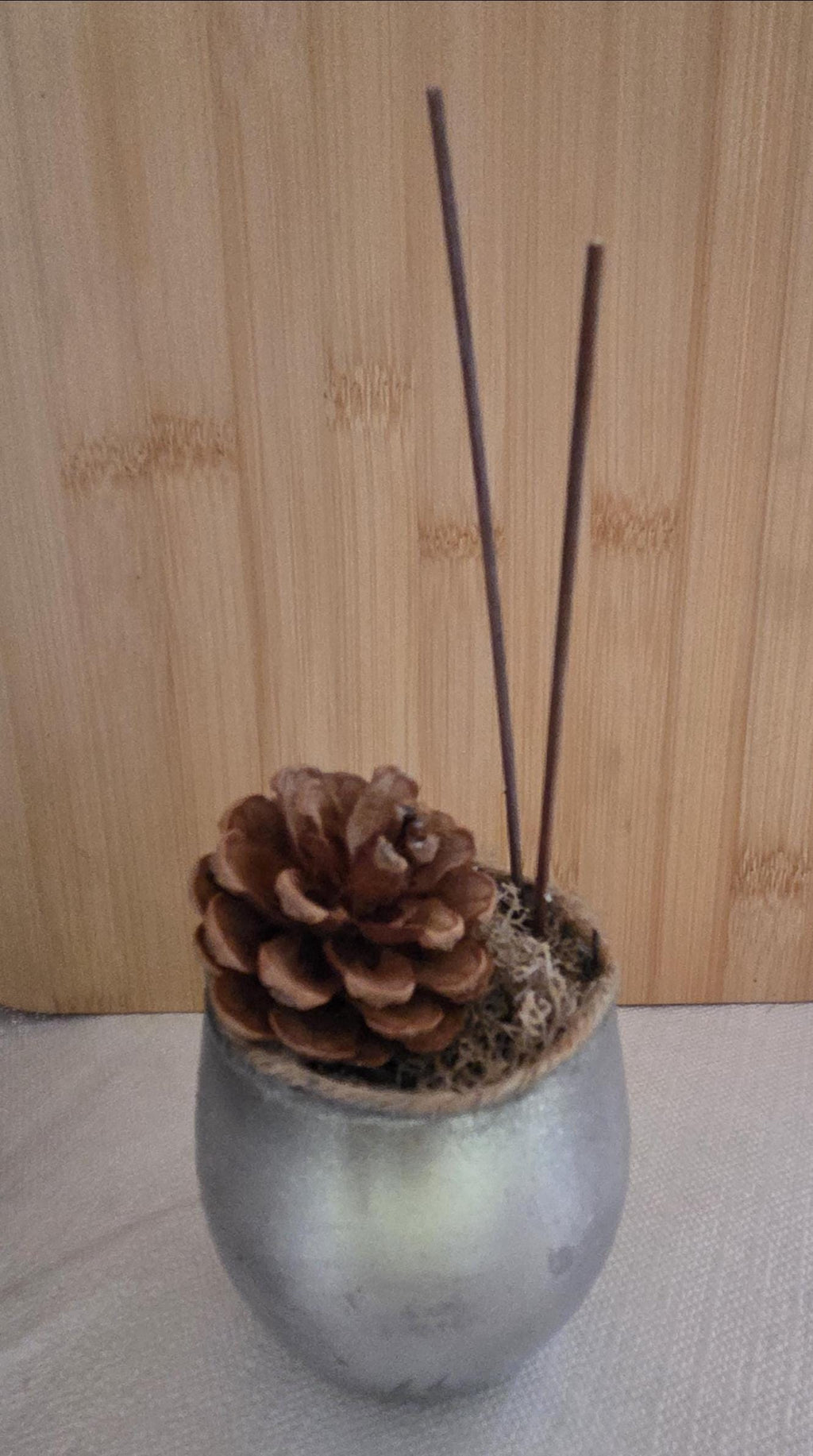 Décoration de table rustique | Pomme de pin et mousse naturelle | Pot argenté | Centre de table artisanal | Déco intérieure