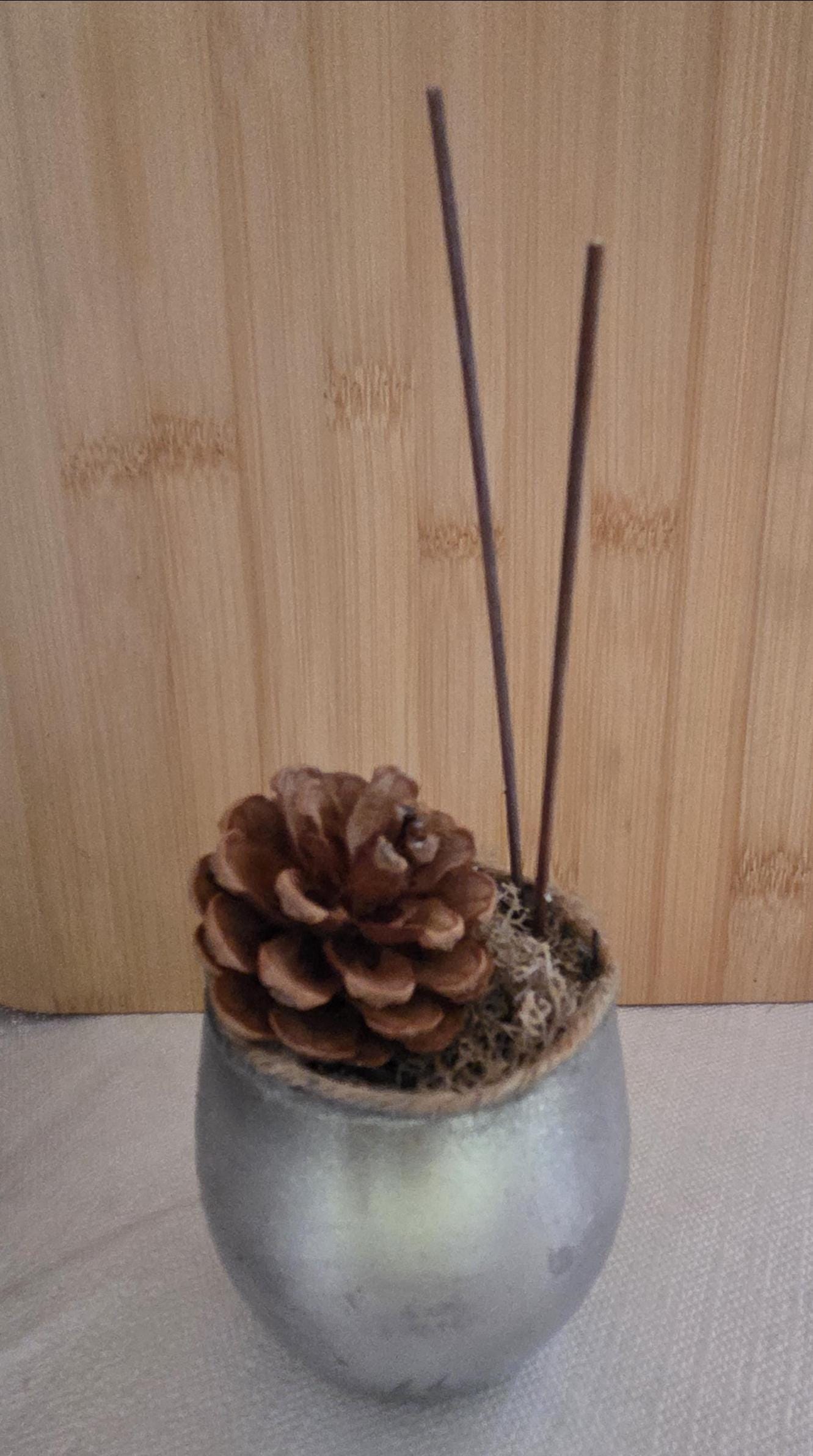 Décoration de table rustique | Pomme de pin et mousse naturelle | Pot argenté | Centre de table artisanal | Déco intérieure
