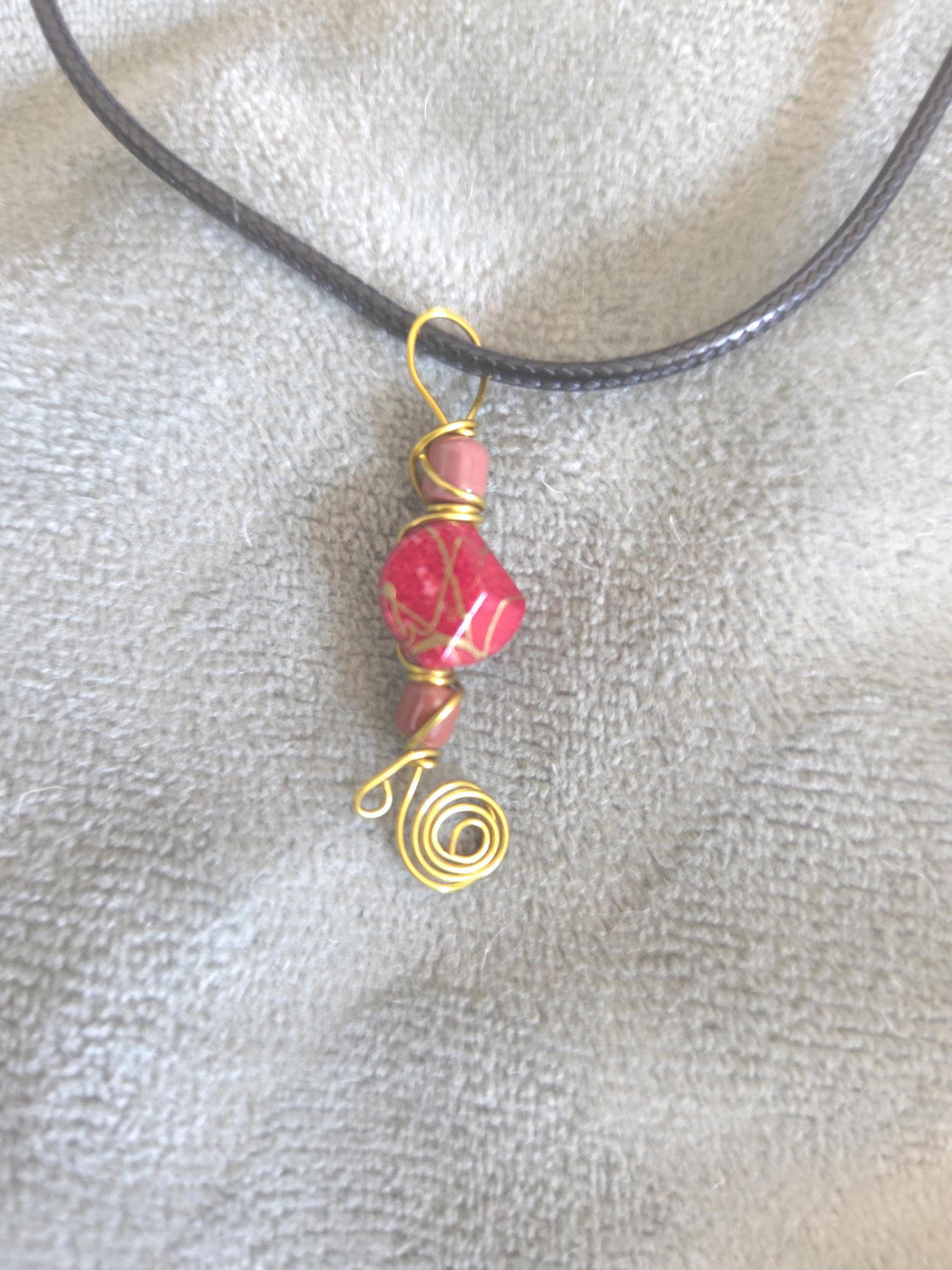 Sublimez votre style avec ce magnifique collier fait main.Chaque pièce est façonnée avec passion pour créer un bijou unique et intemporel.