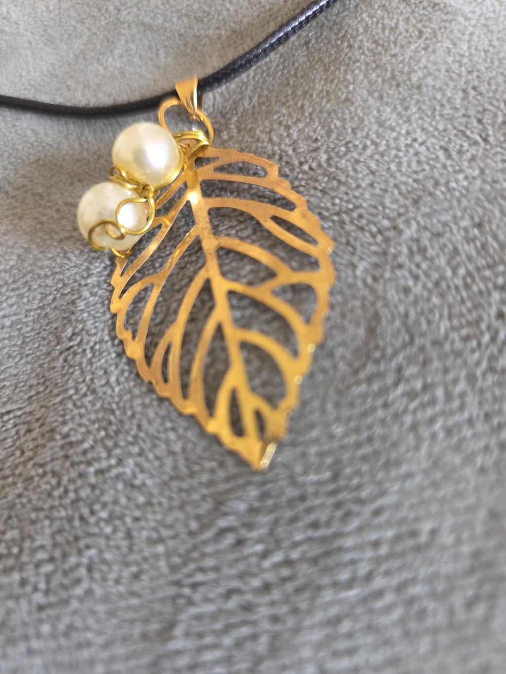 Collier Pendentif Feuille Dorée fantaisie et perles nacre fantaisie