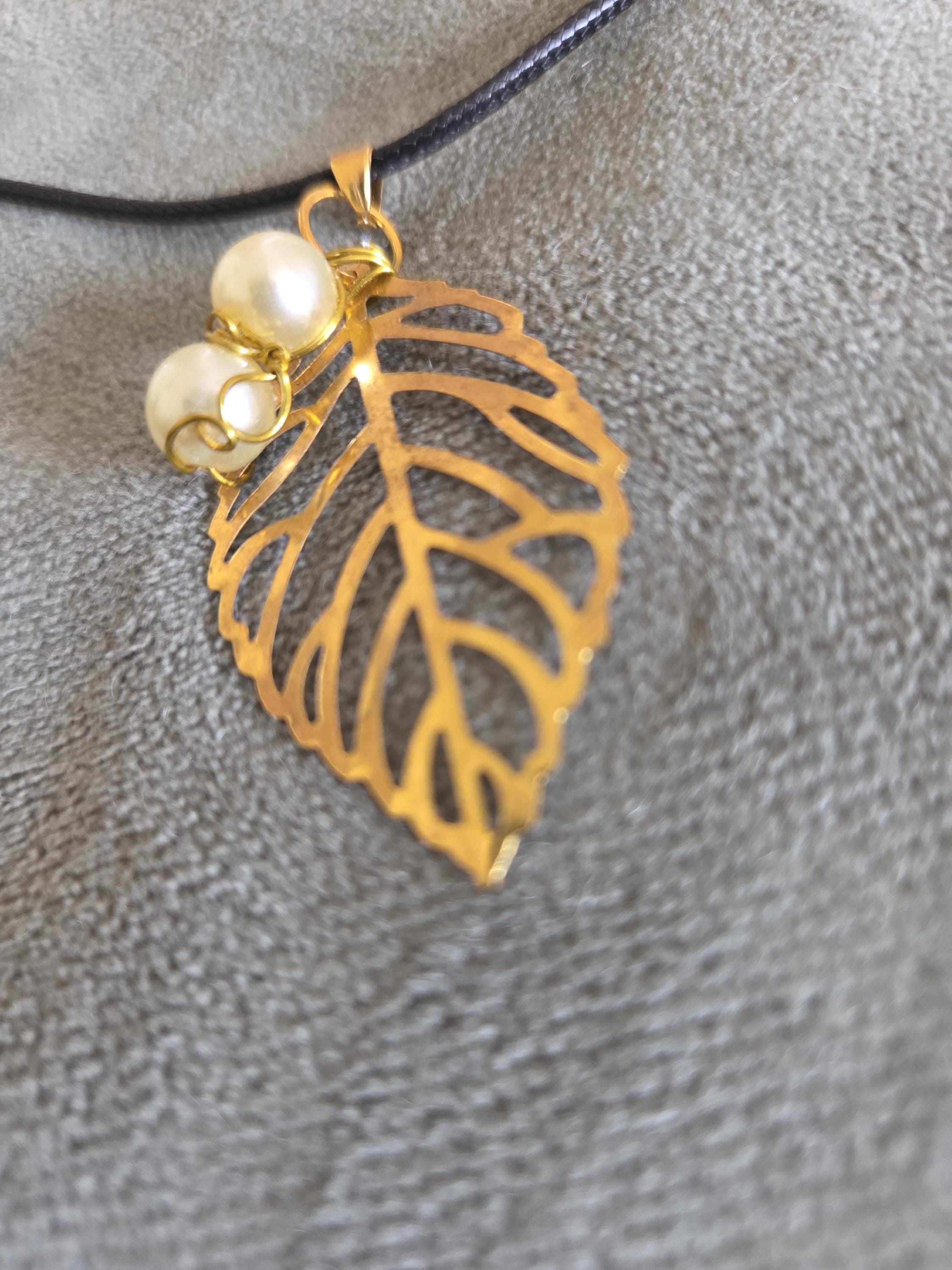 Collier Pendentif Feuille Dorée fantaisie et perles nacre fantaisie