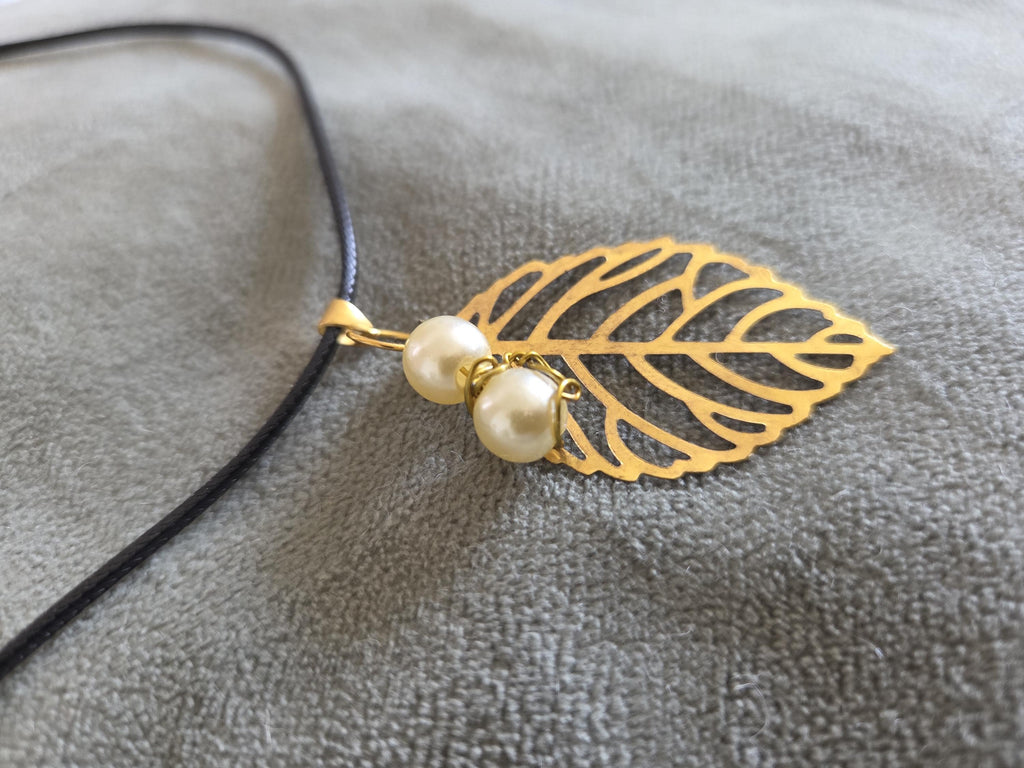 Collier Pendentif Feuille Dorée fantaisie et perles nacre fantaisie