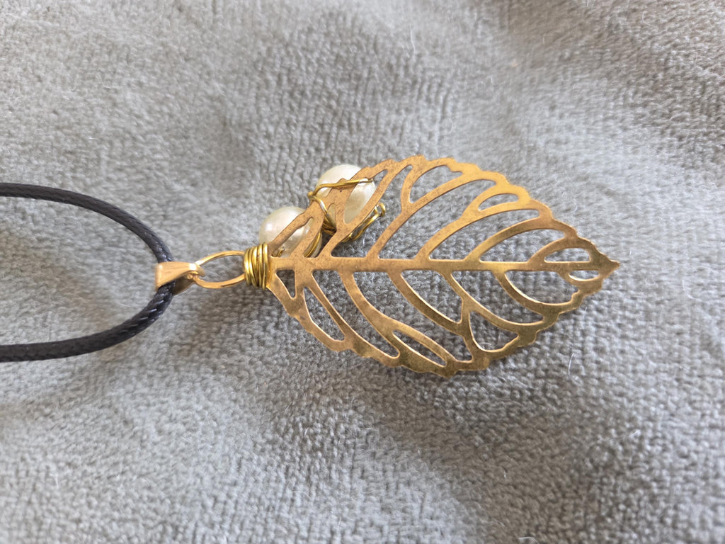 Collier Pendentif Feuille Dorée fantaisie et perles nacre fantaisie
