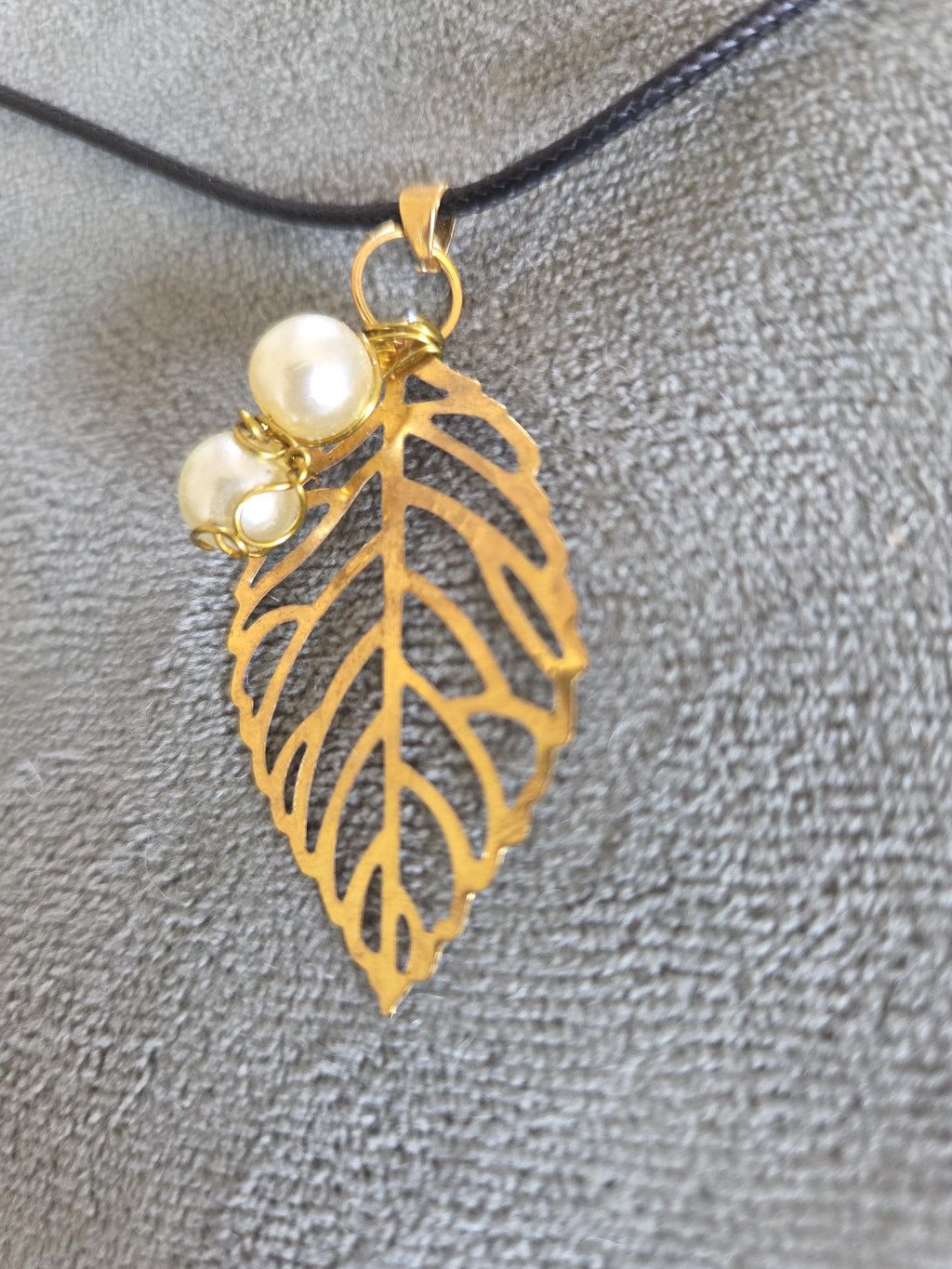 Collier Pendentif Feuille Dorée fantaisie et perles nacre fantaisie