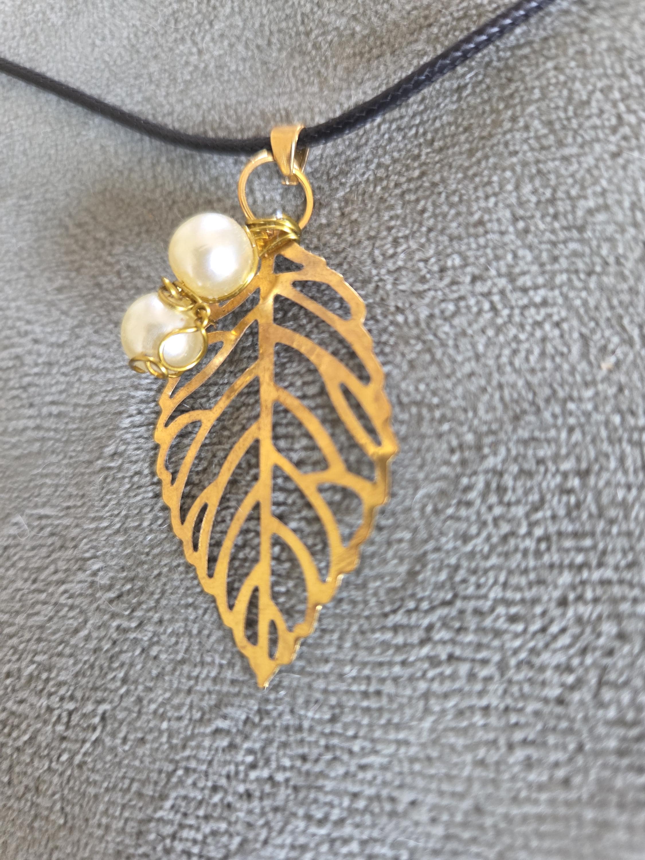 Collier Pendentif Feuille Dorée fantaisie et perles nacre fantaisie