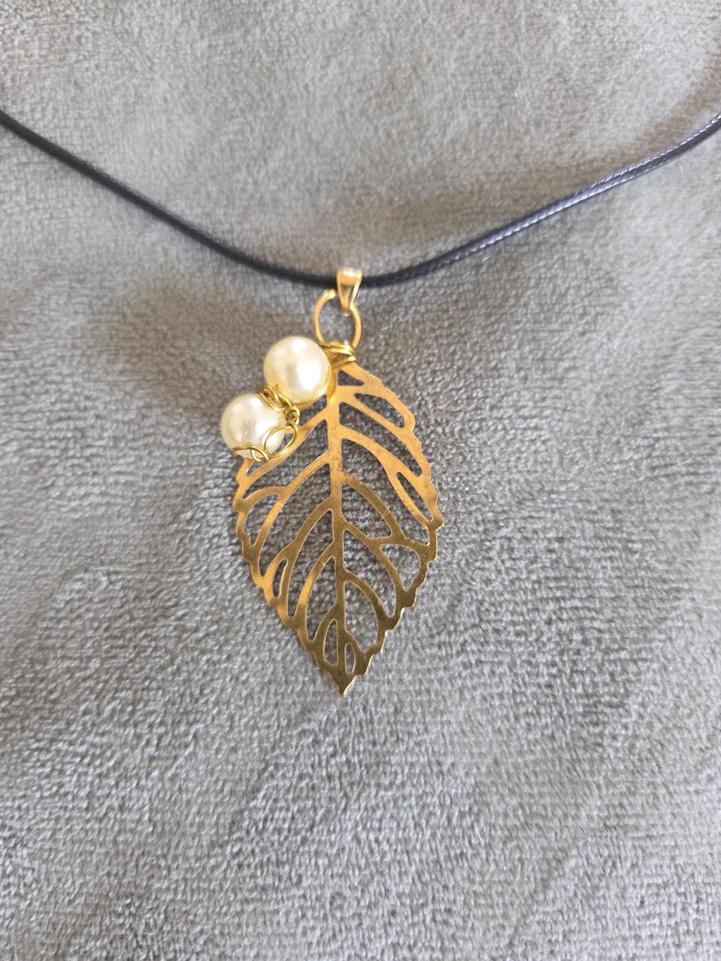 Collier Pendentif Feuille Dorée fantaisie et perles nacre fantaisie