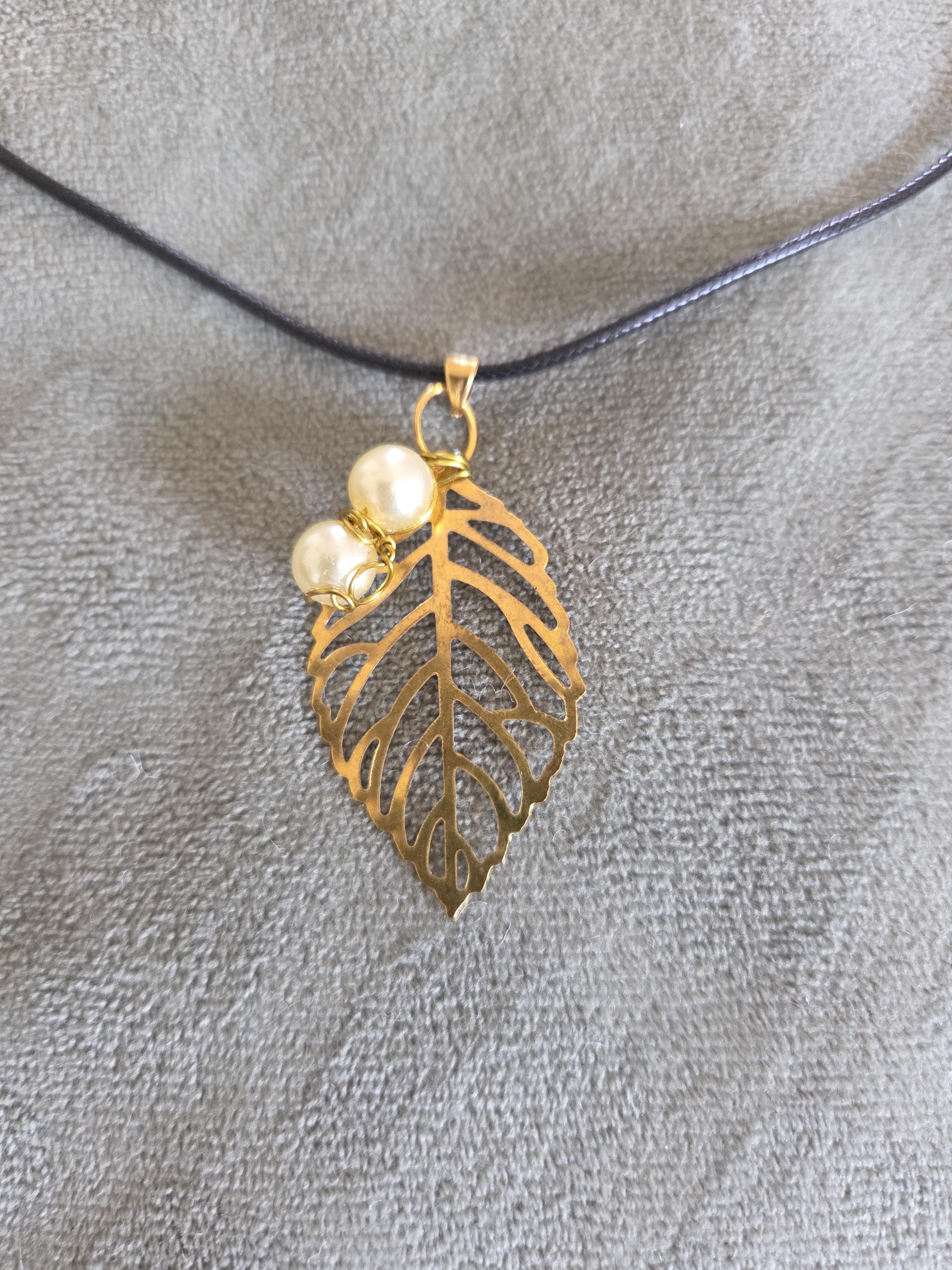 Collier Pendentif Feuille Dorée fantaisie et perles nacre fantaisie