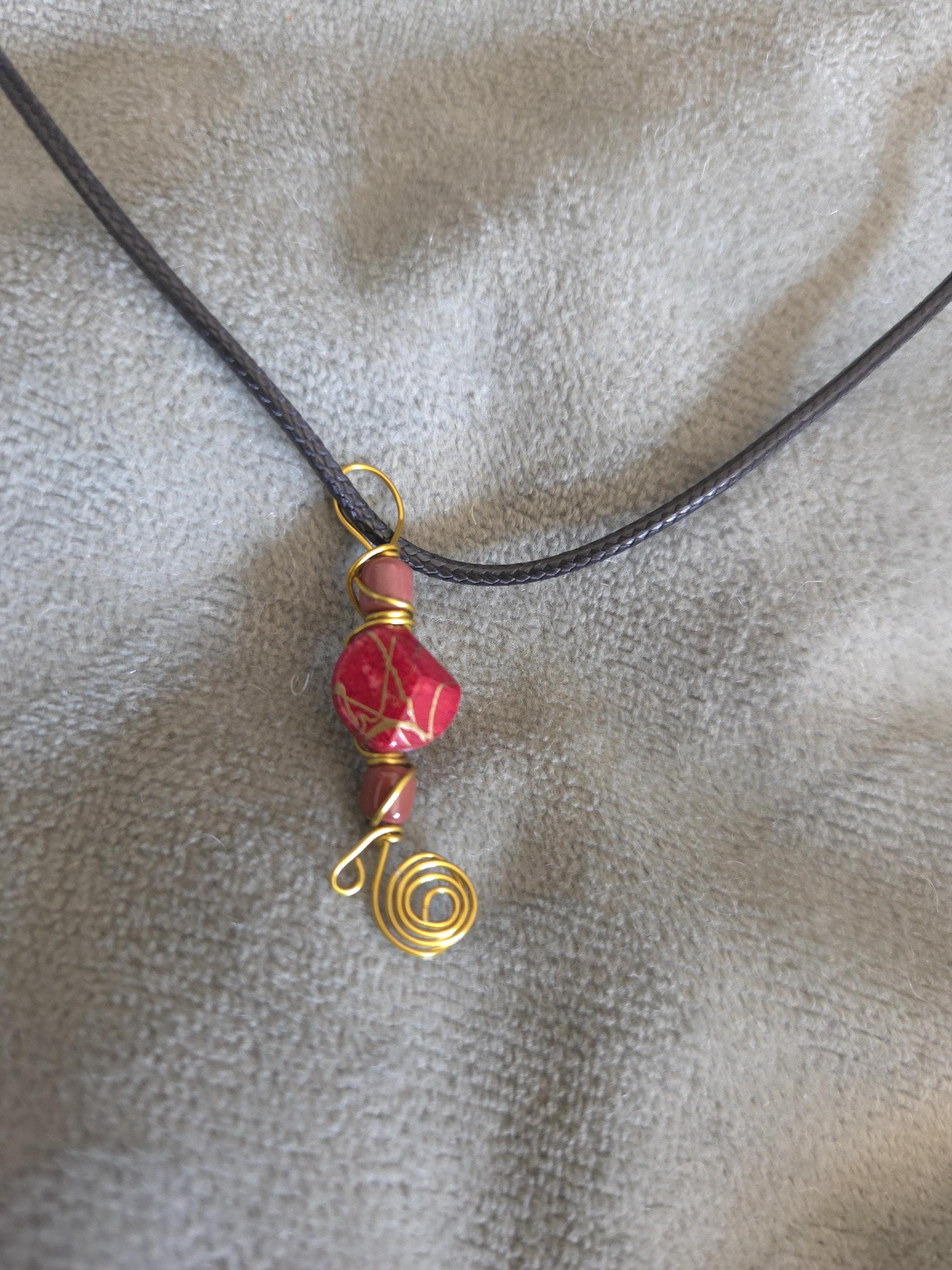 Sublimez votre style avec ce magnifique collier fait main.Chaque pièce est façonnée avec passion pour créer un bijou unique et intemporel.