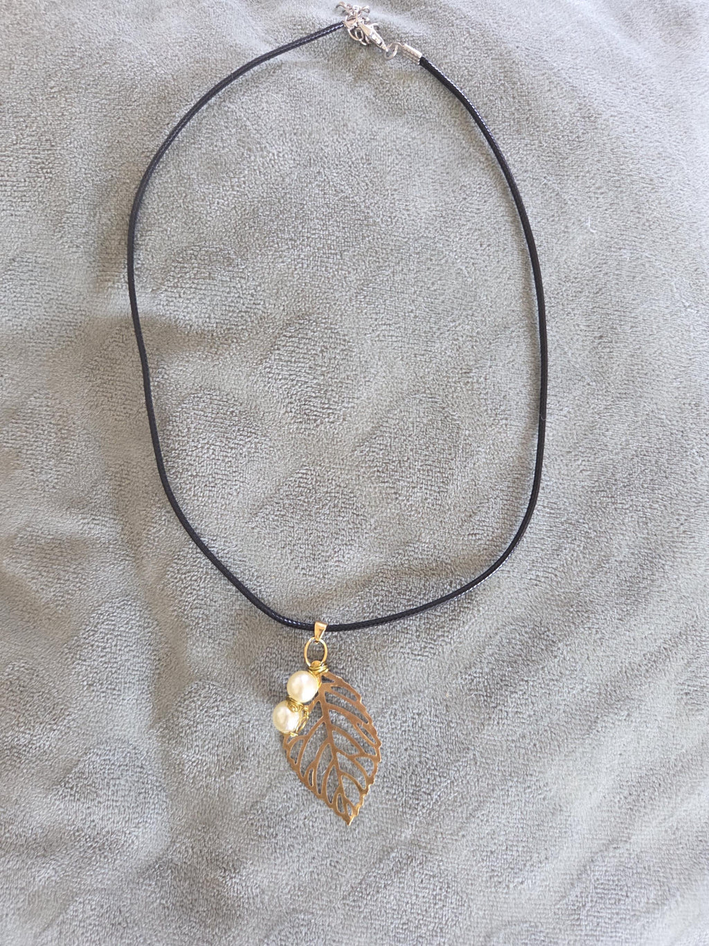 Collier Pendentif Feuille Dorée fantaisie et perles nacre fantaisie