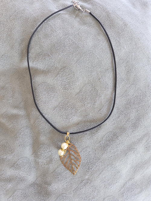 Collier Pendentif Feuille Dorée fantaisie et perles nacre fantaisie