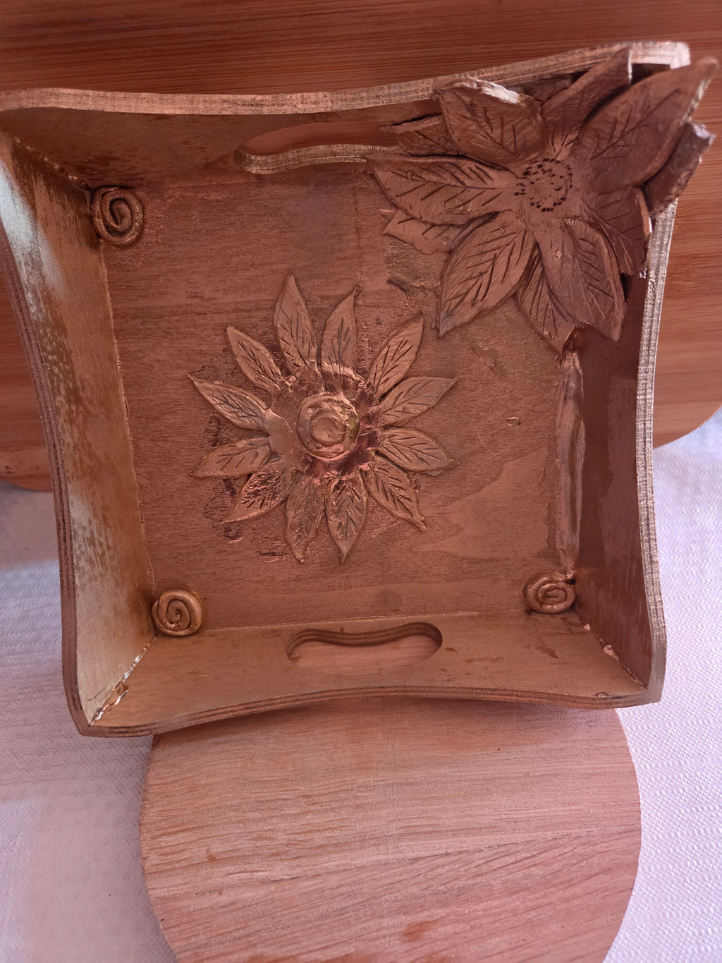 Plateau décoratif artisanal en bois et décoré avec des motifs en argile.