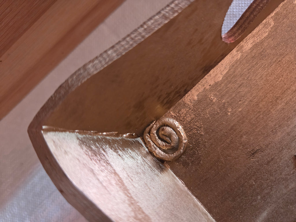Plateau décoratif artisanal en bois et décoré avec des motifs en argile.
