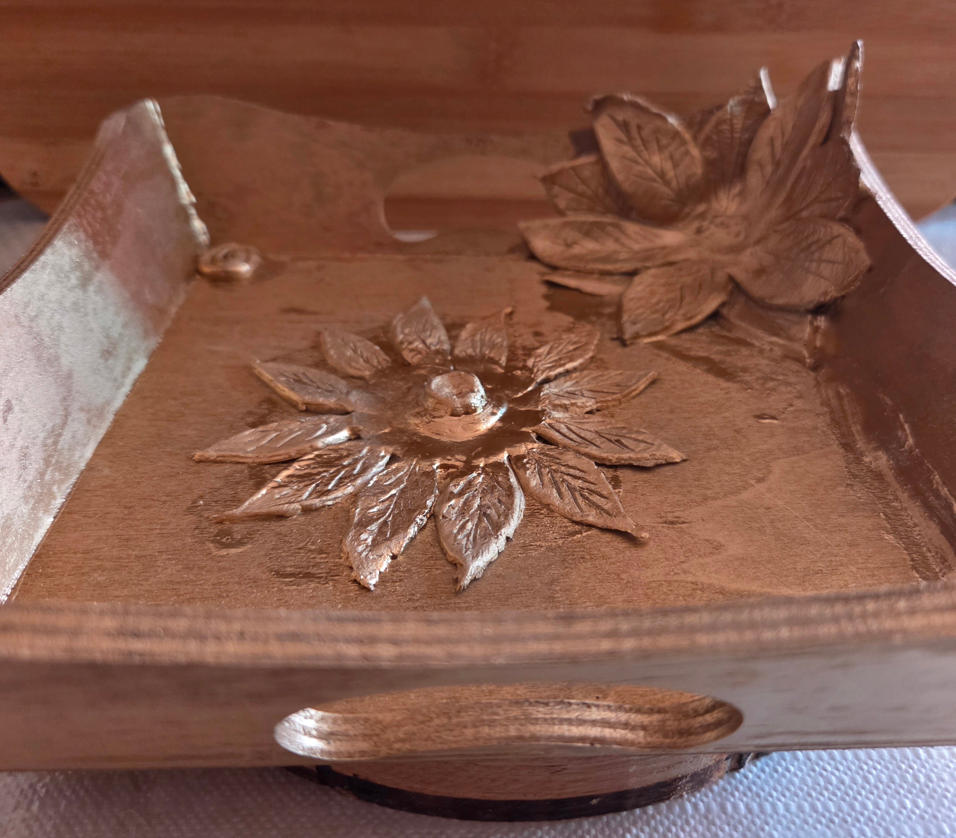 Plateau décoratif artisanal en bois et décoré avec des motifs en argile.