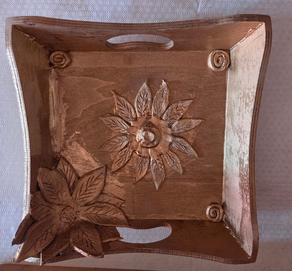 Plateau décoratif artisanal en bois et décoré avec des motifs en argile.