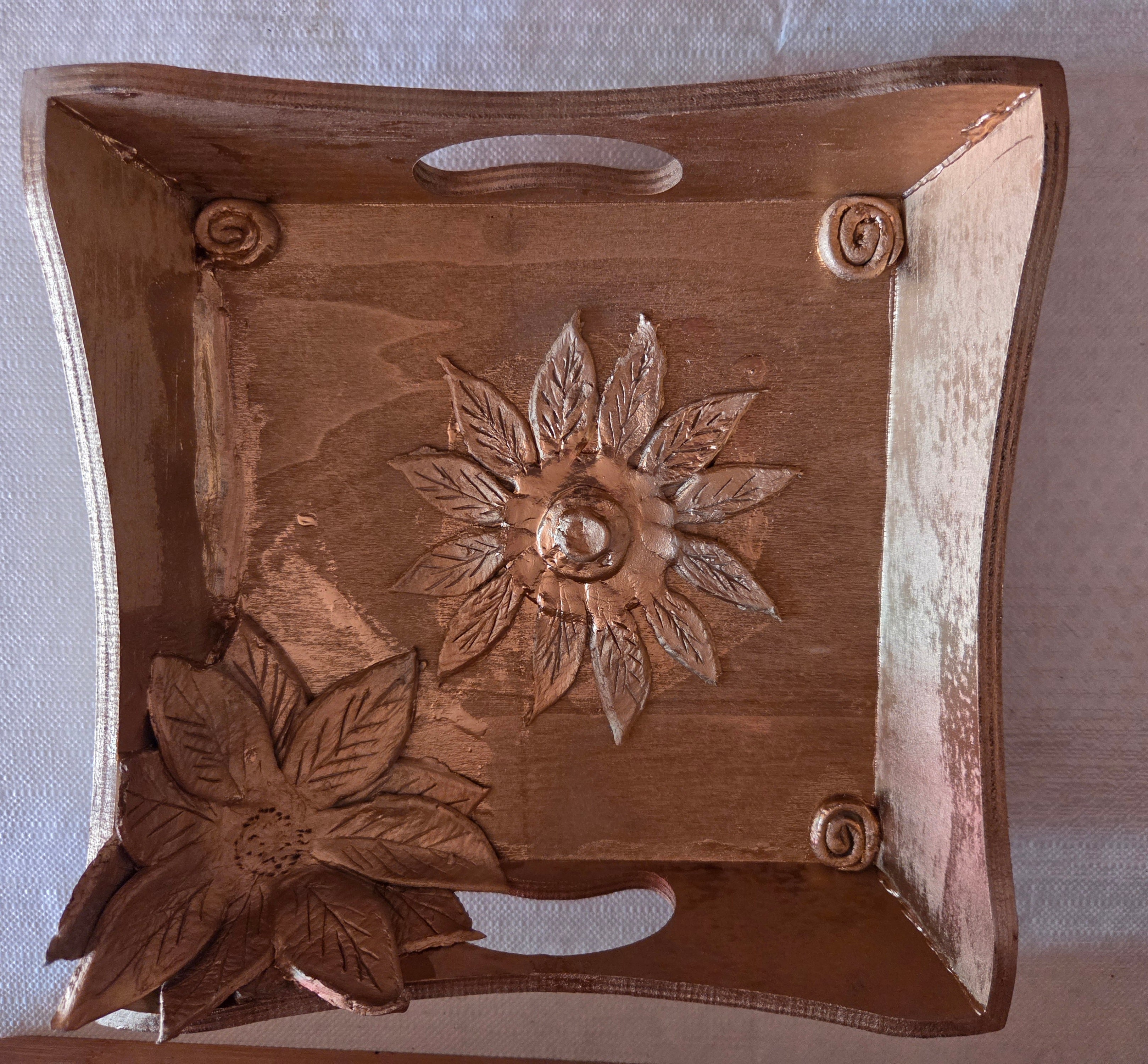 Plateau décoratif artisanal en bois et décoré avec des motifs en argile.