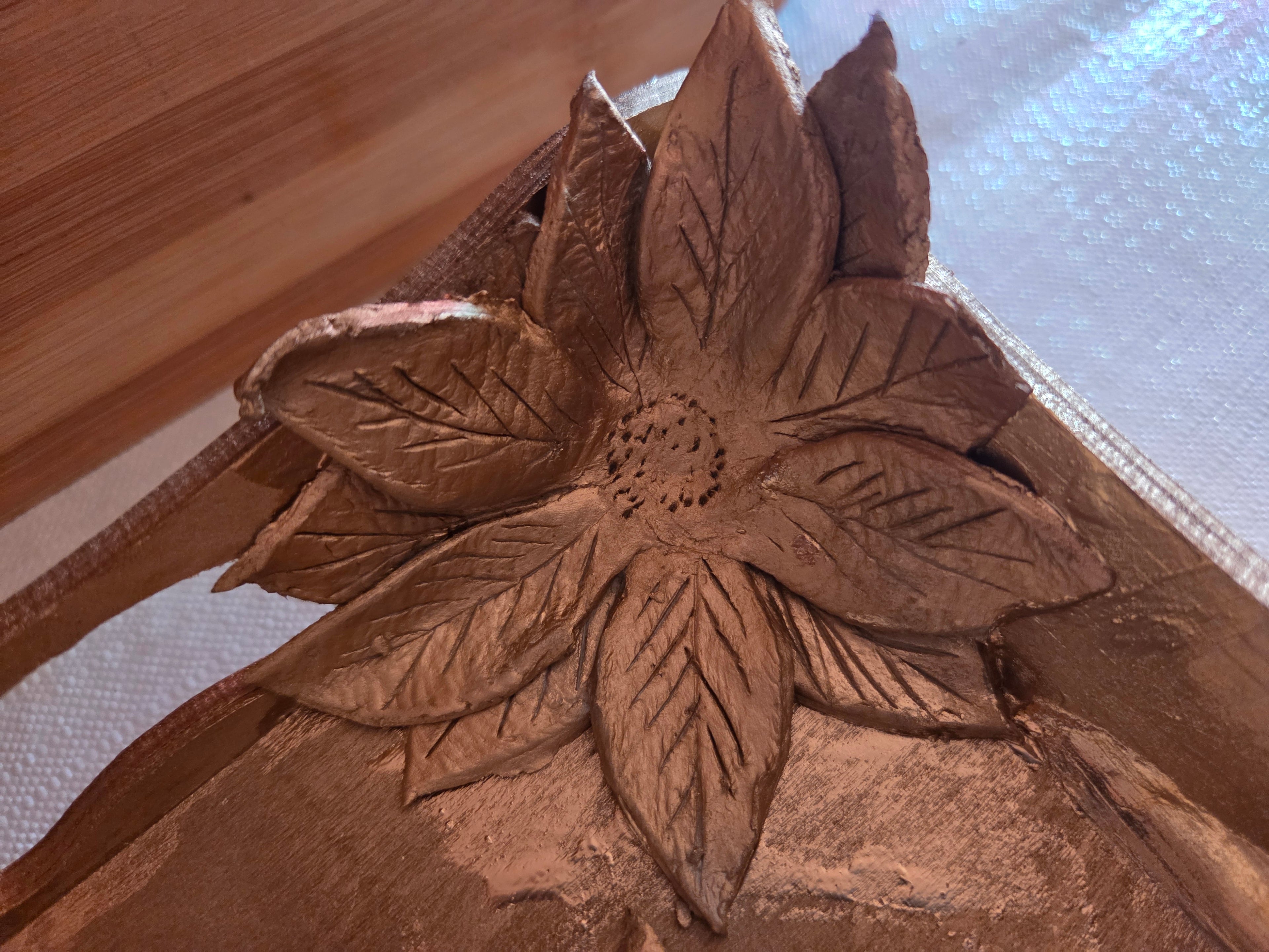 Plateau décoratif artisanal en bois et décoré avec des motifs en argile.