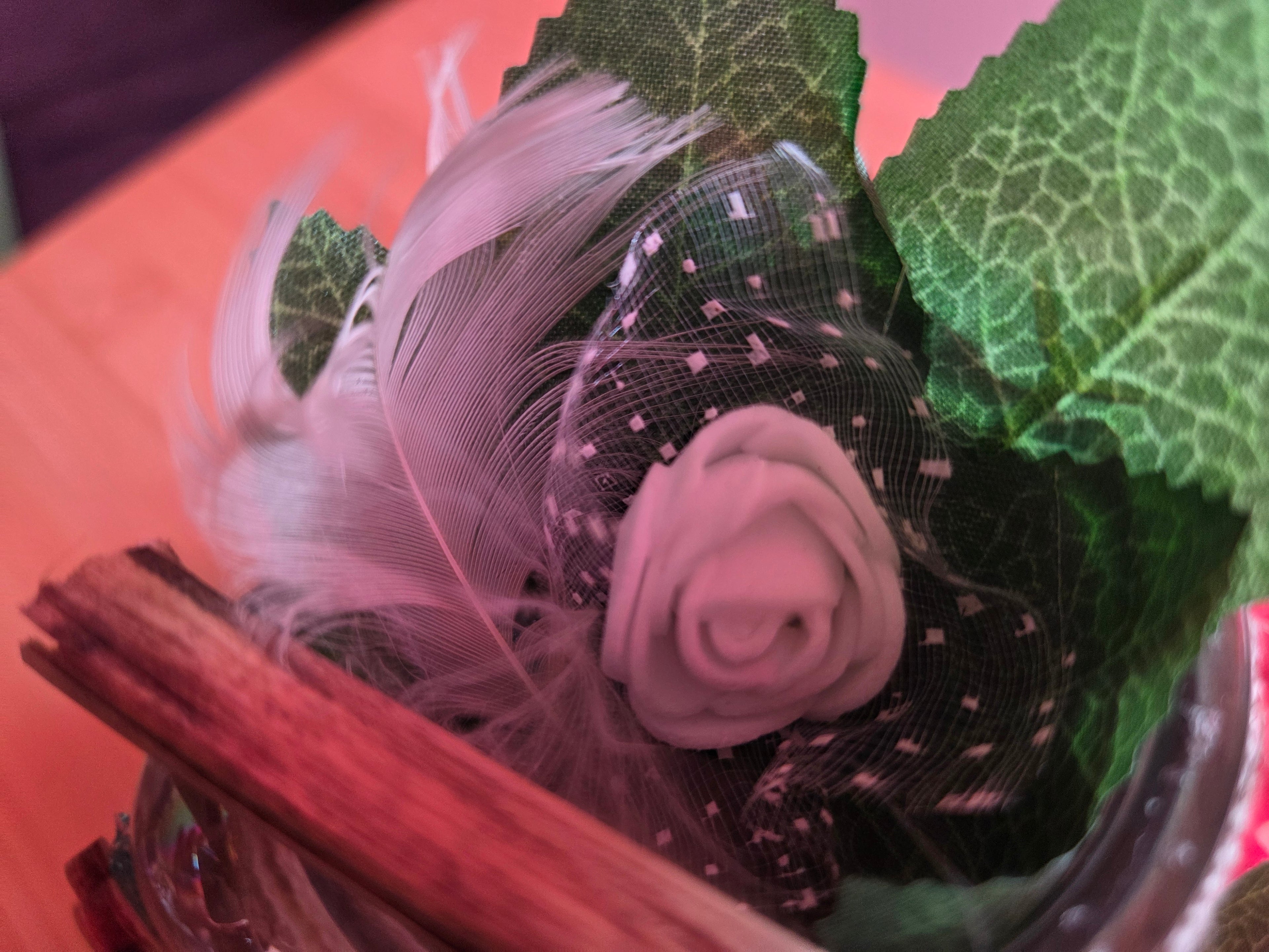 Petit pot en verre décoré de feuilles artificielles – Fait main
