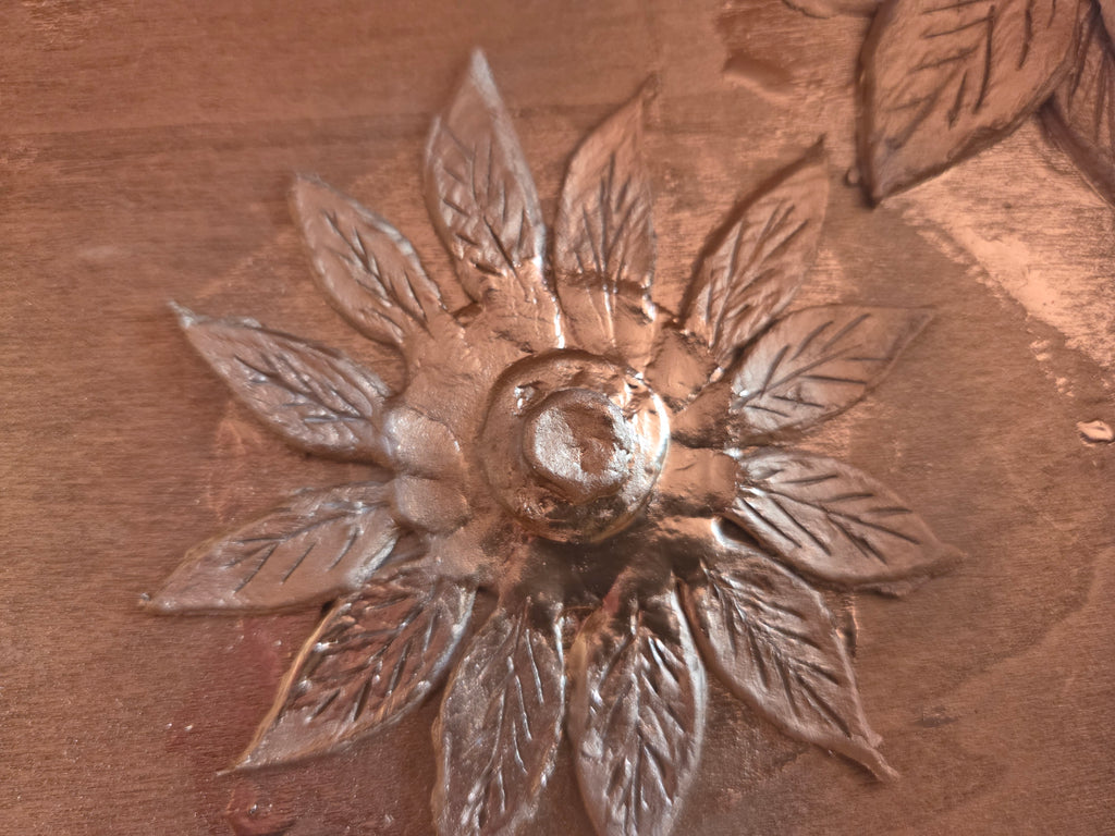 Plateau décoratif artisanal en bois et décoré avec des motifs en argile.
